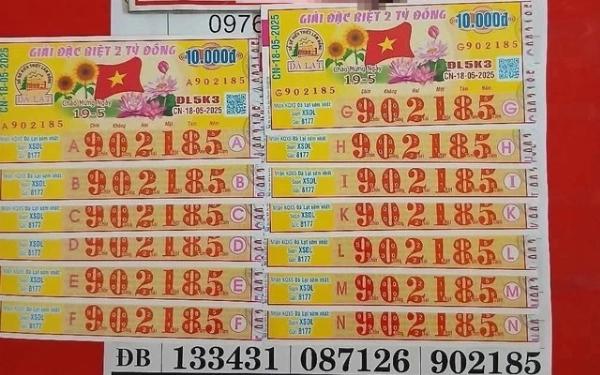 Trúng 13 tờ vé số độc đắc, cả họ đến chúc mừng