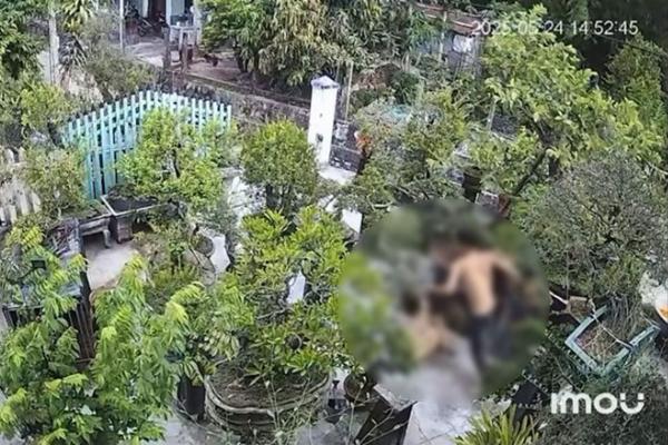 Chồng đánh đập dã man mặc cho vợ van xin trong sân vườn Sau khi đoạn clip lan truyền trên mạng xã hội gây bức xúc dư luận, hiện công an đang vào cuộc điều tra, làm rõ vụ chồng đánh đập vợ trong sân vườn.